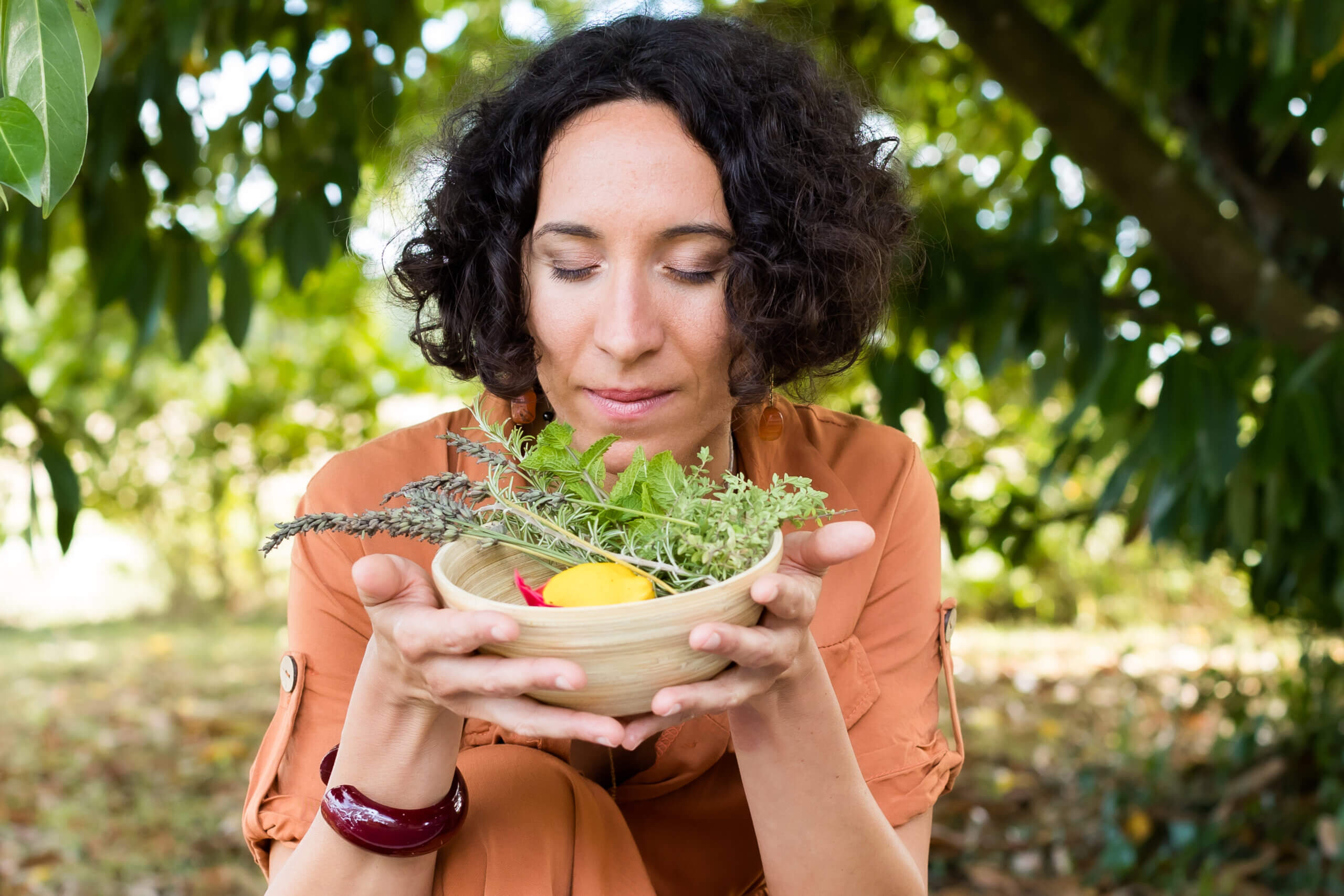 Fadila sentant des herbes naturelles